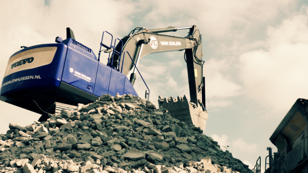 Graafmachine op een berg puin